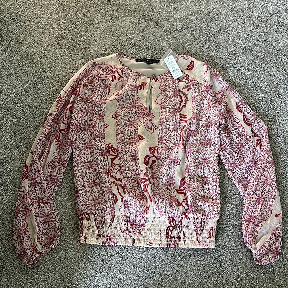 White house black market top size XXS. Never been worn, tag still on.